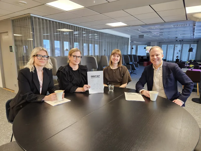 Kuvassa oppaan päivittämiseen ja muokkaamiseen osallistuneet juristi Mira Strömmer (Pro),  juristi Kia Laitinen (Teollisuusliitto), juristi Eeva Salmi (YTN, Insinööriliitto) sekä lakiasiainpäällikkö, VT Patrik Stenholm (Pro). 