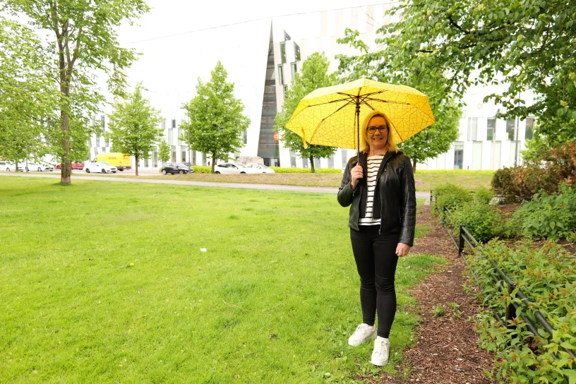 Kuvassa on Kaisa Junkkarinen-Kosonen puistossa Osuuspankin pääkonttorin lähellä.