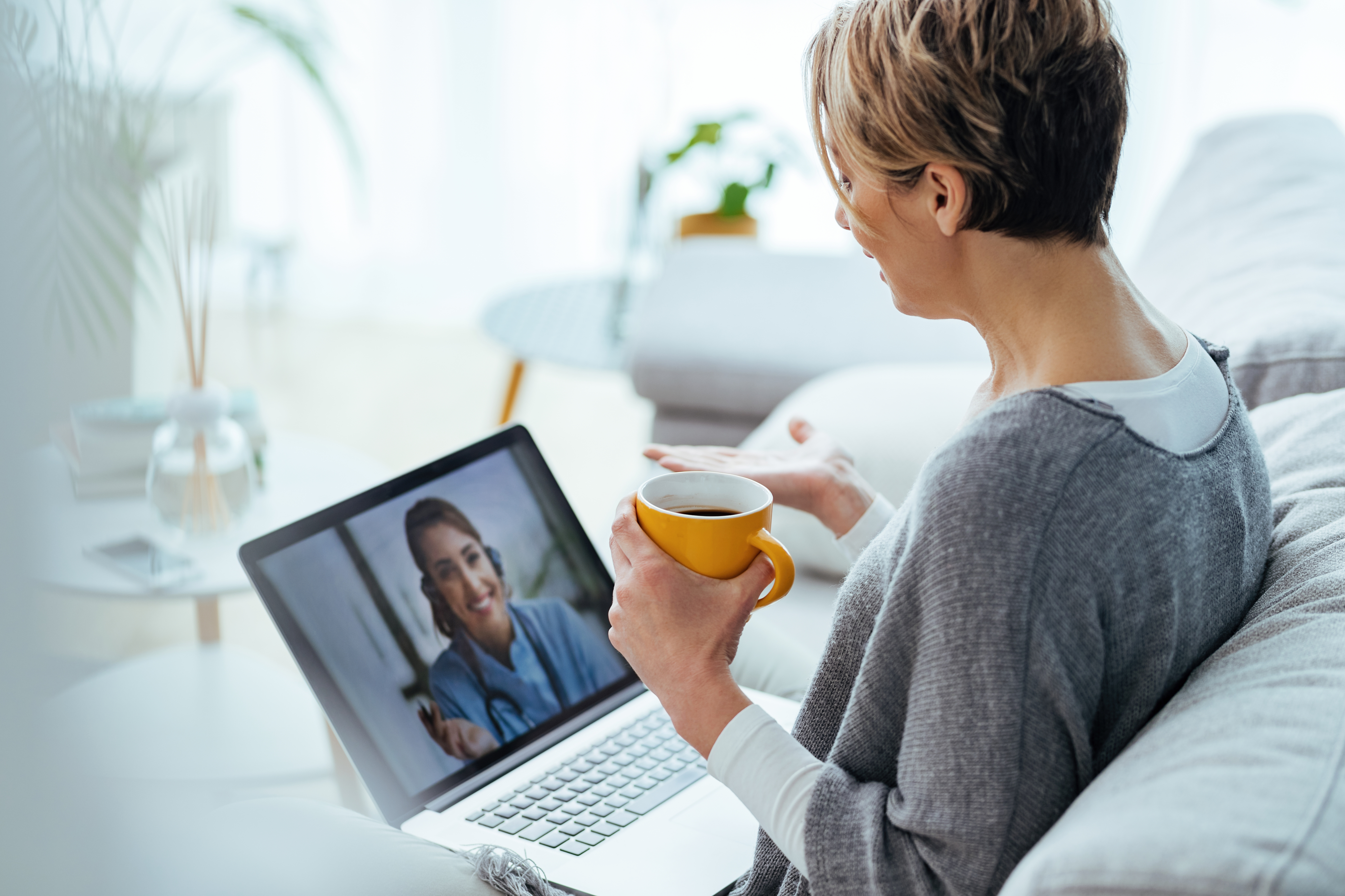 Aikuinen nainen puhuu videopuhelua, koulutus tai tapaaminen, skype
