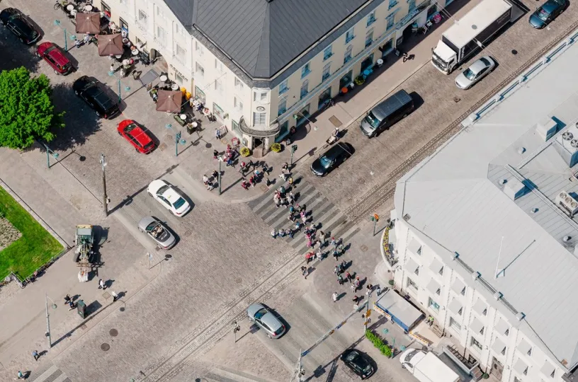 Kuvassa on tienristeys Helsingissä ilmasta nähtynä