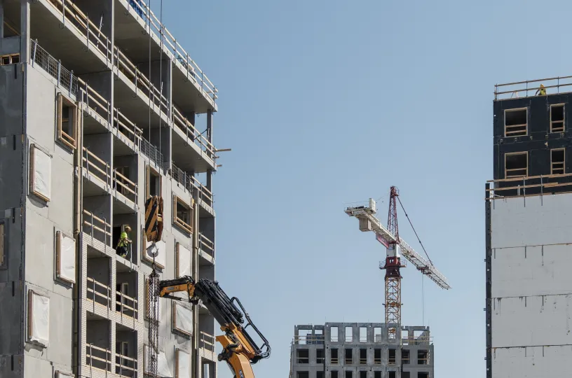 Ilmakuva kahden Kalasataman tornitalon betonirungosta rakentamisvaiheessa