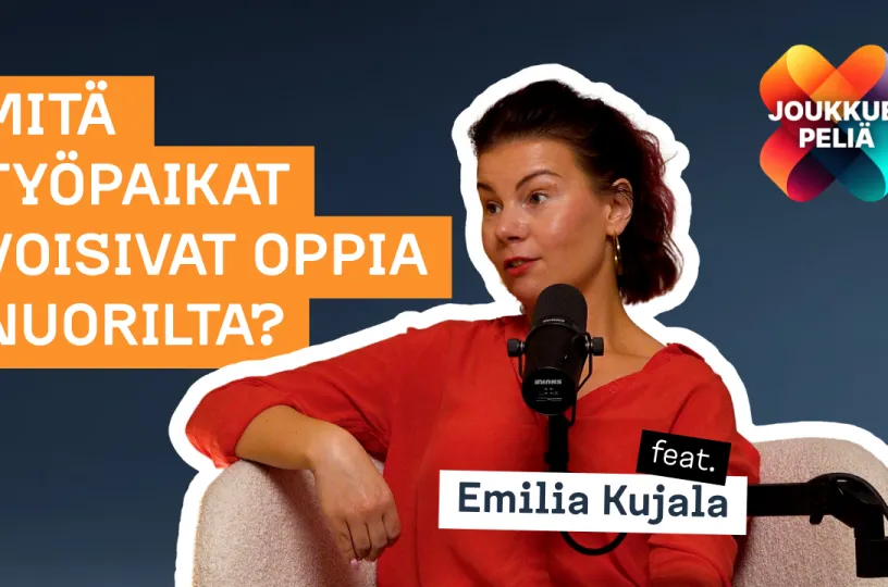 Emilia Kujala puhumassa mikrofoniin.