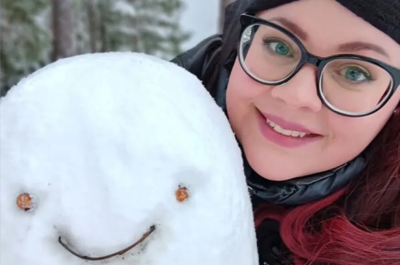 tia sharma ja hymyilevä lumiukko