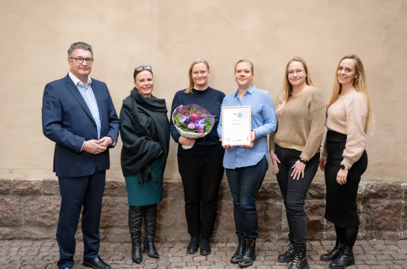  Kuvassa Pron puheenjohtaja Jorma Malinen, Pron johtaja Minea Pyykönen, Naisten Linjan toiminnanjohtaja Katju Aro sekä viestinnän asiantuntija Minttu Poutanen, varainhankinta- ja talouspäällikkö Elina Lakso ja vastaava väkivaltatyön asiantuntija Maria Virtala.
