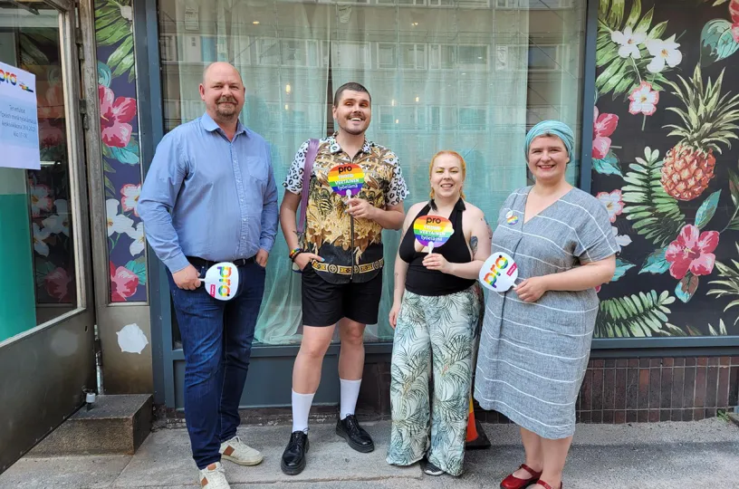 Pron Pride-paneelissa keskustelijat Marko Rissanen, Eino Nurmisto ja Tiia Puhakka sekä keskustelun vetäjä Tanja Lehtoranta