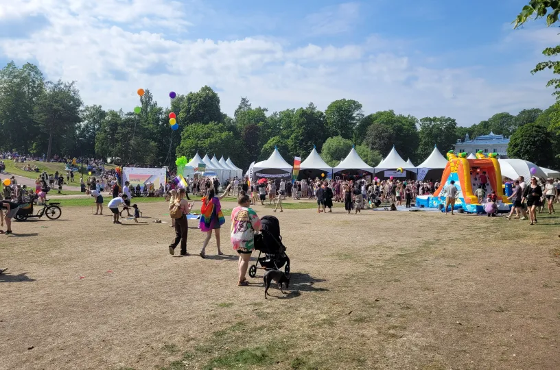 Helsinki Pride -puistojuhla Kaivopuistossa vuonna 2022
