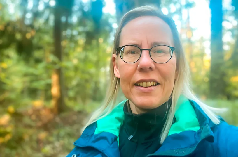 Koulutuspäällikkö Sari Lassila viihtyy luonnossa vapaa-ajallaan. 