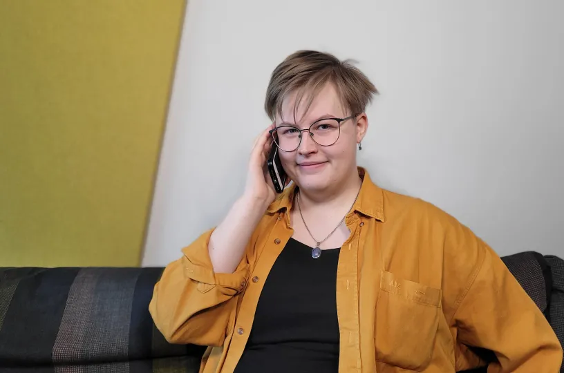 Kuvassa kesäduunari-infon Vee Tirinen