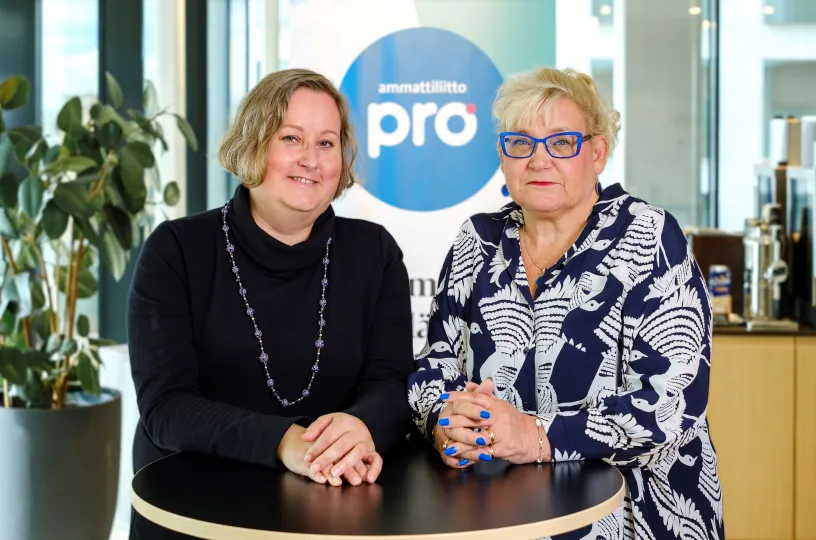 Saija Kyllönen ja Elisa Hyytiäinen esiintyivät Yliopistopäivässä. 
