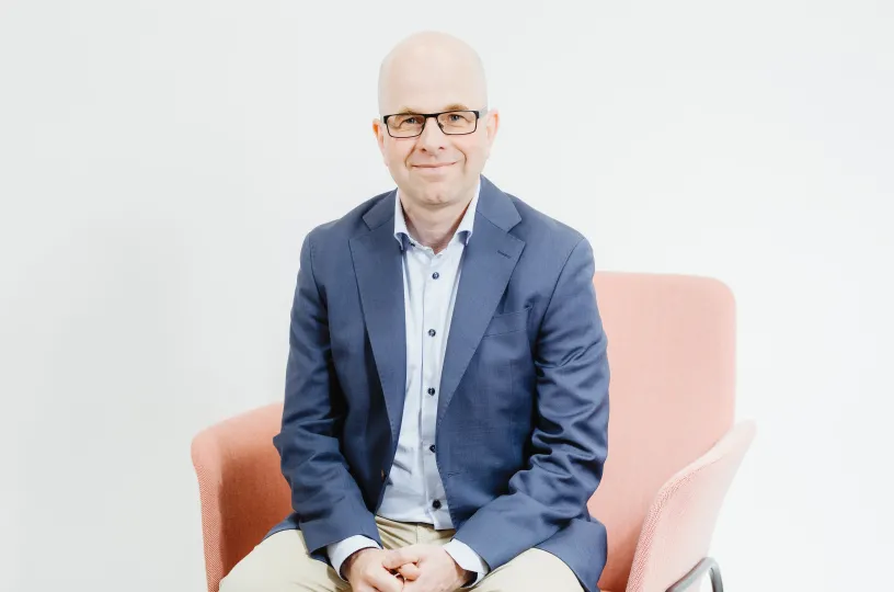 Niko Simola on ehdolla Pron puheenjohtajaksi.