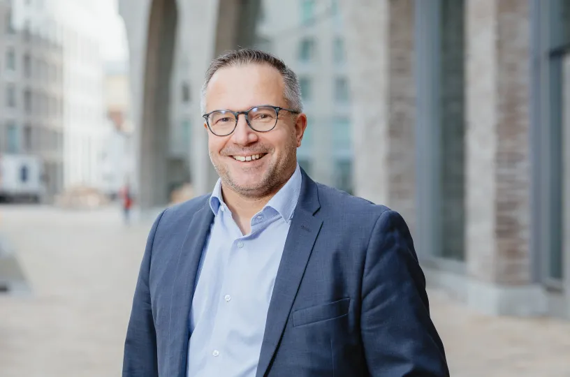 Antti Hakala on finanssisektorin ja ICT- ja viestintäsektorin johtaja.
