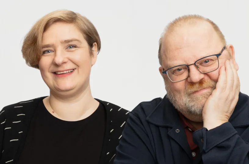 Tanja ja Tapio vaalealla taustalla.