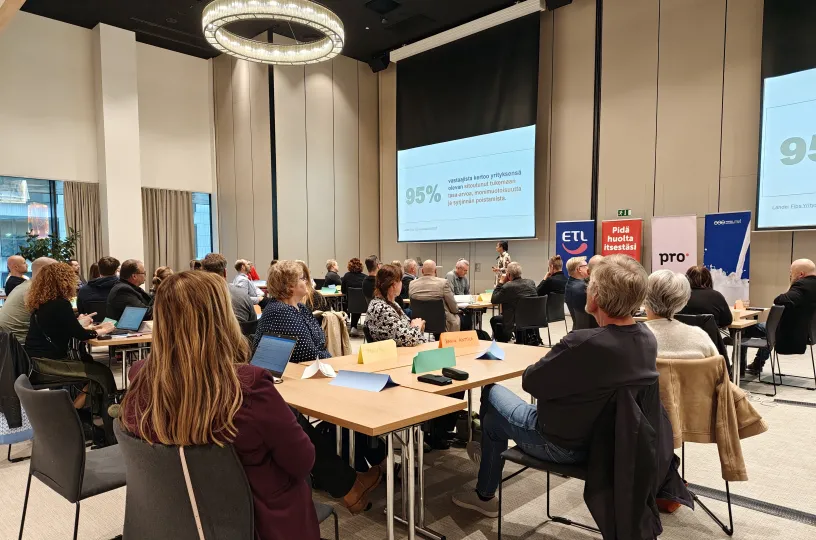 Kuvassa on ihmisiä elintarvikealan tulevaisuusfoorumissa 23.9.2026