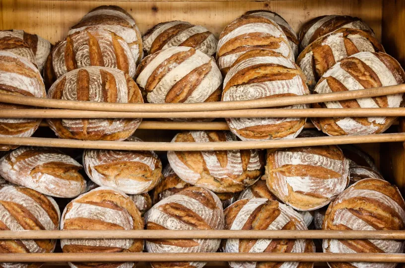 Isoja hapanjuurileipiä leipomomyymälän hyllyllä