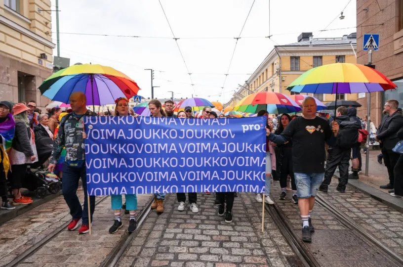 Kuvassa prolaiset vuoden 2026 Pride -kulkueessa