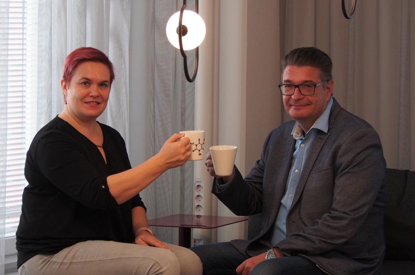 Mirkka Vainikka ja Jorma Malinen keskustelevat huumeiden tuomista ongelmista työpaikoilla. 