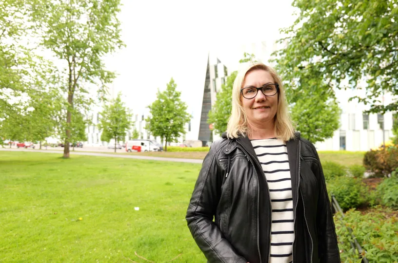 Kuvassa on Kaisa Junkkarinen-Kosonen Osuuspankin pääkonttorin edessä.