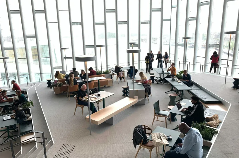 ihmisiä suuressa lasiseinäisessä tilassa