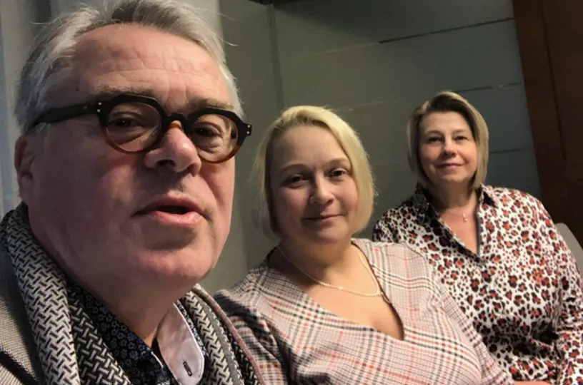 Kuvassa Kemian alan puheenjohtajisto Kalle Leinonen (oik.) ja Pirkko Takkinen (vas.) sekä sopimusalavastaava Taru Reinikainen (keskellä).