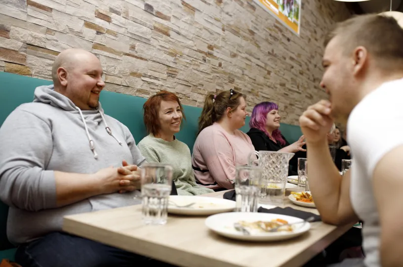 Kuvassa Arto Tapio (vasemmalla), Annastiina Nissinen, Jutta niemelä ja Outi Itävaara. Oikealla Leevi Hölttä.