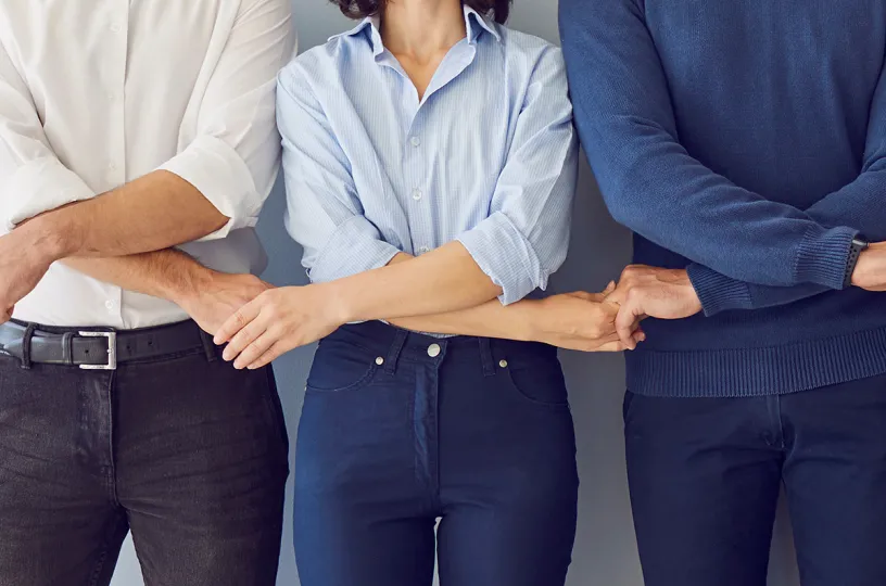 kolme ihmistä yhdessä