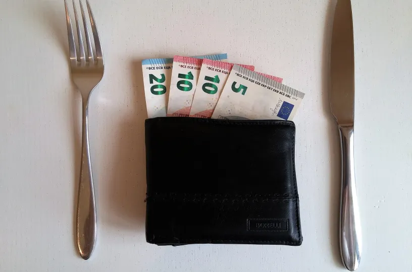 Lompakko, rahaa ja aterimet