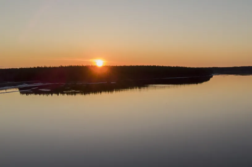 keskiyön aurinko järven yllä Sodankylässä