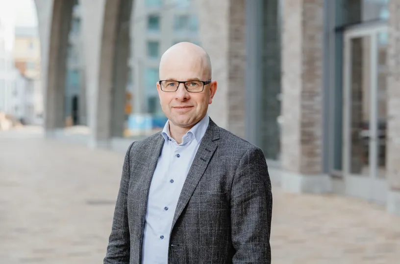 Niko Simola on Pron puheenjohtaja.