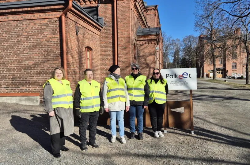 Prolaiset lakkovahdit päivystivät Palkeiden edessä Hämeenlinnassa. 
