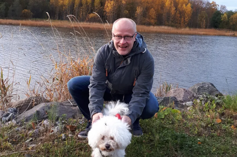 Pasi Heikkinen ulkoilemassa koiransa kanssa.