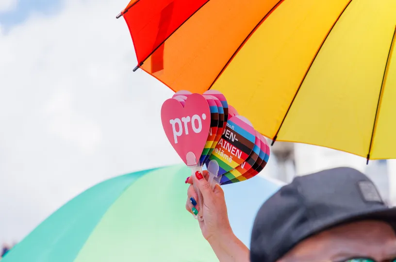 Pron Pride-viuhka Helsinki Pride-marssilla 2024
