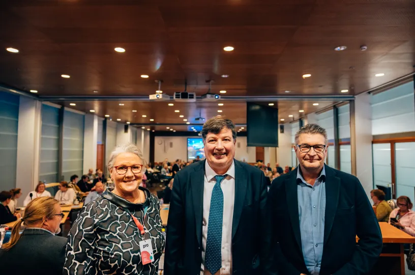 Edustajiston puheenjohtaja Kristiina Lindroos, työministeri Arto Satonen ja Pron puheenjohtaja Jorma Malinen.