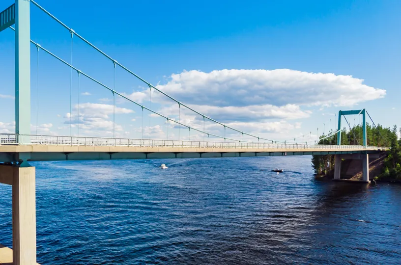 silta kesäisen järvimaiseman yllä