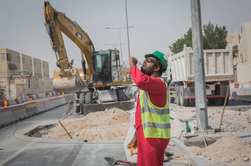 Rakennusmies juo vettä qatarilaisella työmaalla, 