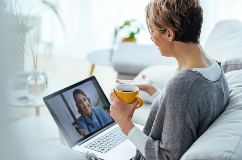 Aikuinen nainen puhuu videopuhelua, koulutus tai tapaaminen, skype