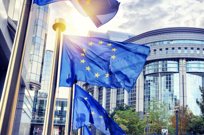 EU:n lippu liehuu parlamentin edessä