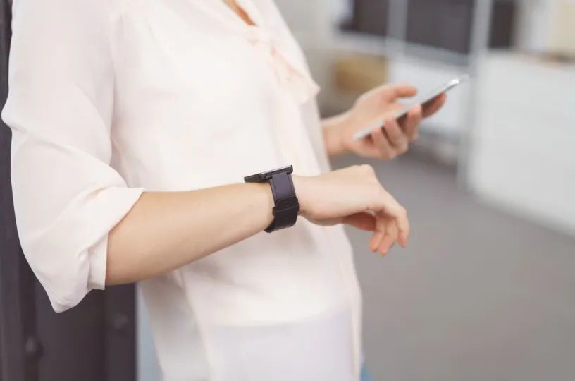 Kvinna ser på klockan