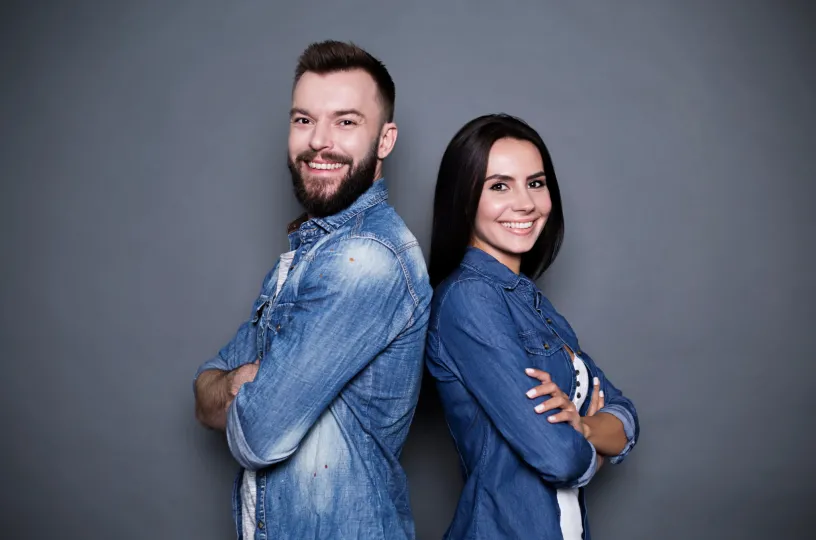 Nainen ja mies hymyilevät selätysten kuvassa. 