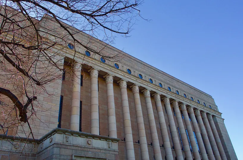 Eduskuntatalo keväällä