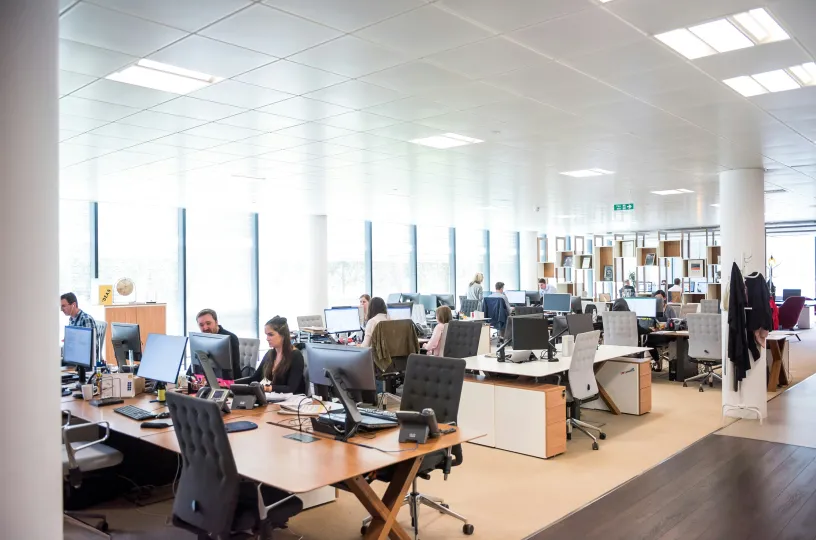 kuvassa on ihmisiä toimistolla