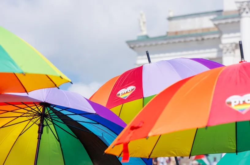 Kuvassa on Pron Pride-sateenvarjoja