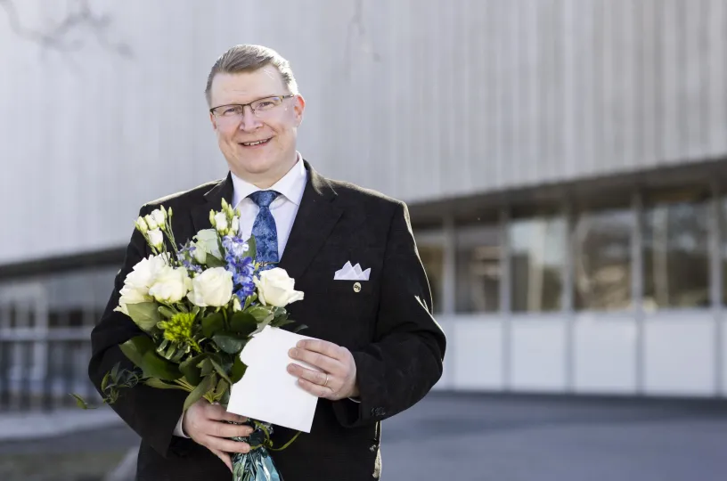 Vuoden 2021 prolainen luottamusmies, Jorma Viikki sai onnittelukukat Tampereen yliopiston Keskustakampuksella. Jorma toimii Tampereen yliopiston henkilökuntayhdistys ry:ssä. Kuvan otti Marjaana Malkamäki.