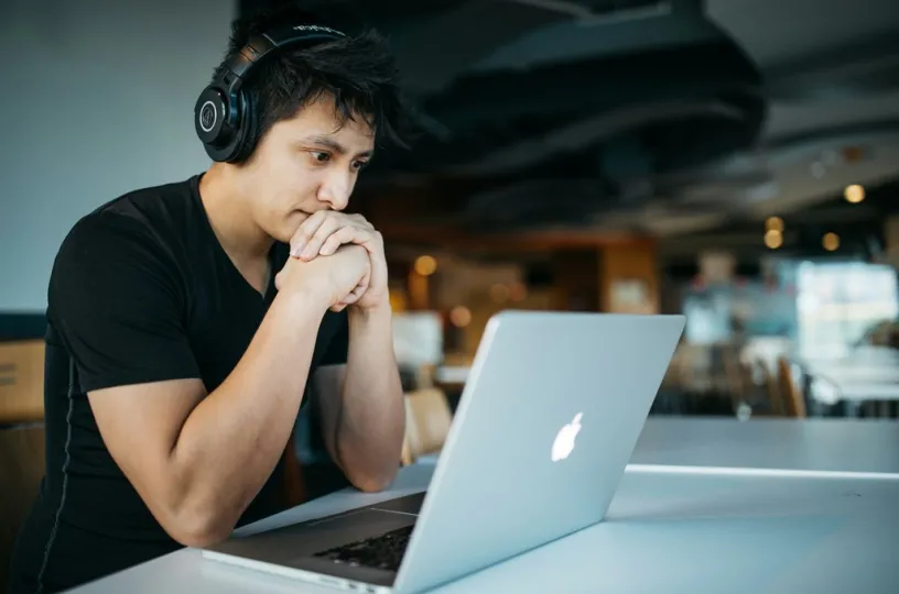 Mies osallistuu webinaariin