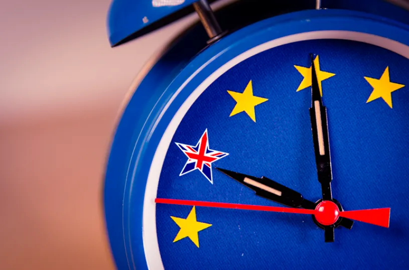 Kello, jossa näkyy keltaisia tähtiä ja niiden joukossa Iso-Britannian lippu