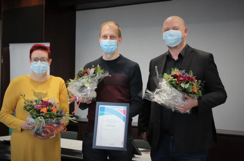 DNA:n luottamusmies Katja Komeza, pääluottamusmies Mika Oja ja henkilöstöjohtaja Marko Rissanen vastaanottivat tasa-arvopalkinnon Pron toimistolla Helsingin Kalasatamassa. 