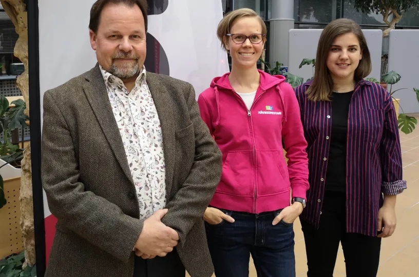 Petri Ahlroth (vas), Eveliina Lindell, Ayla Dincay.