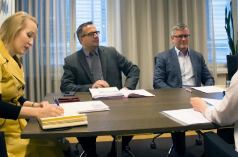 Valtakunnansovittelija Minna Helle, Pron johtaja Antti Hakala ja sopimusalavastaava Arto Heikkilä ICT-alan työriidan sovittelussa. Kuvassa myös vastapuolen neuvottelija.