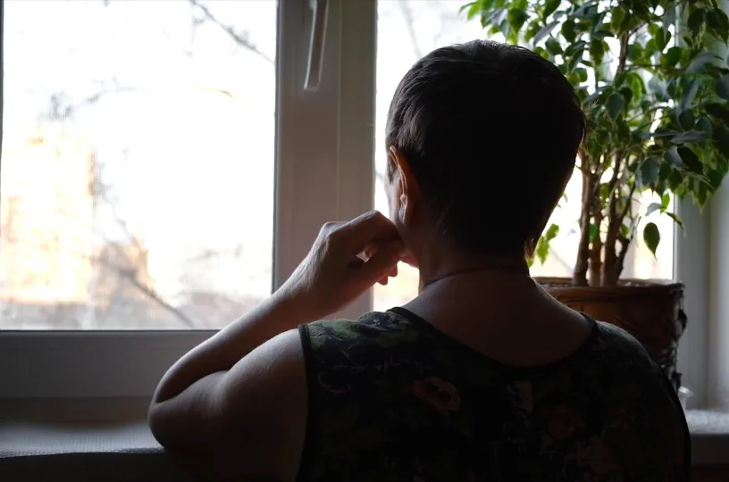 Kokenut työntekijä katselee tulevaisuuteen.