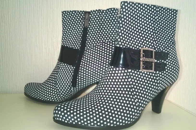 Janita valmistaa kenkiä Seinäjoella.