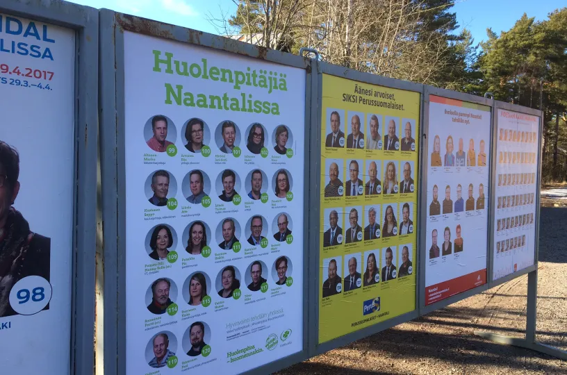 Kuntavaalimainoksia Naantalissa maaliskuussa 2017.